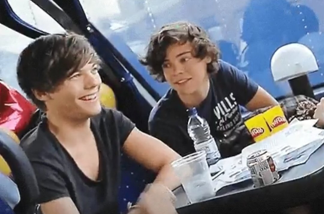 Larryangel2000's tweet photo. I don't look at my friend this way 🤷‍♀️ do you? https://t.co/wASVWYTZSz