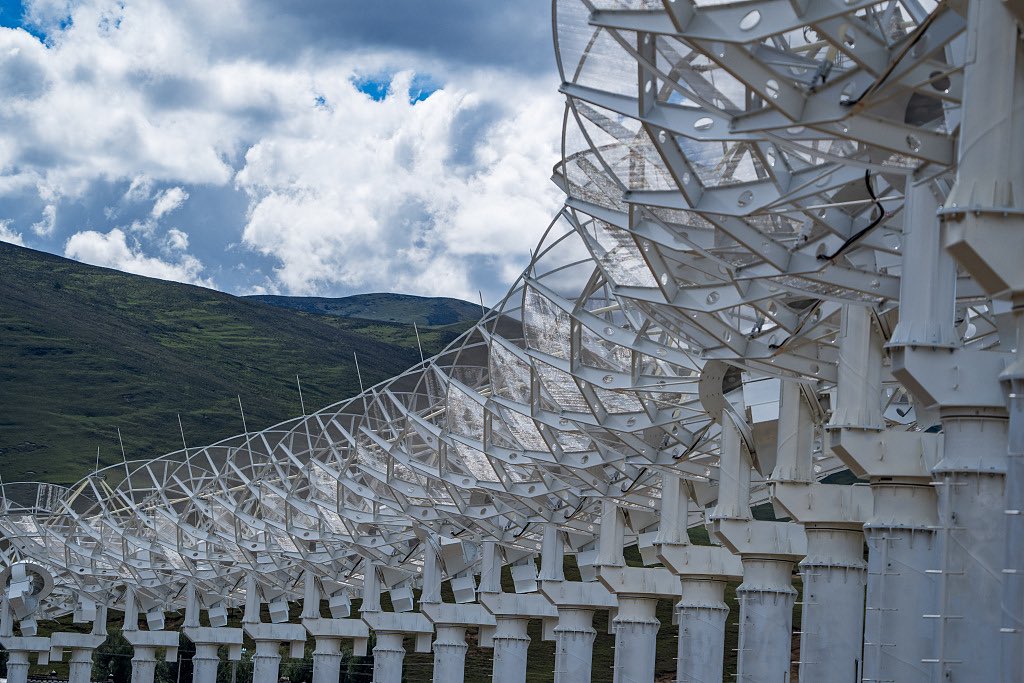wulei2020's tweet photo. World's #largest solar telescope has begun the test operation in southwest China.
The Daocheng Solar Radio Telescope (#DSRT) consists of 313 six-meter-wide parabolic antennas, which are encircling a 100-meters-high calibration tower in the center.
(Photo Credit: CFP) https://t.co/duSiFO3AYm