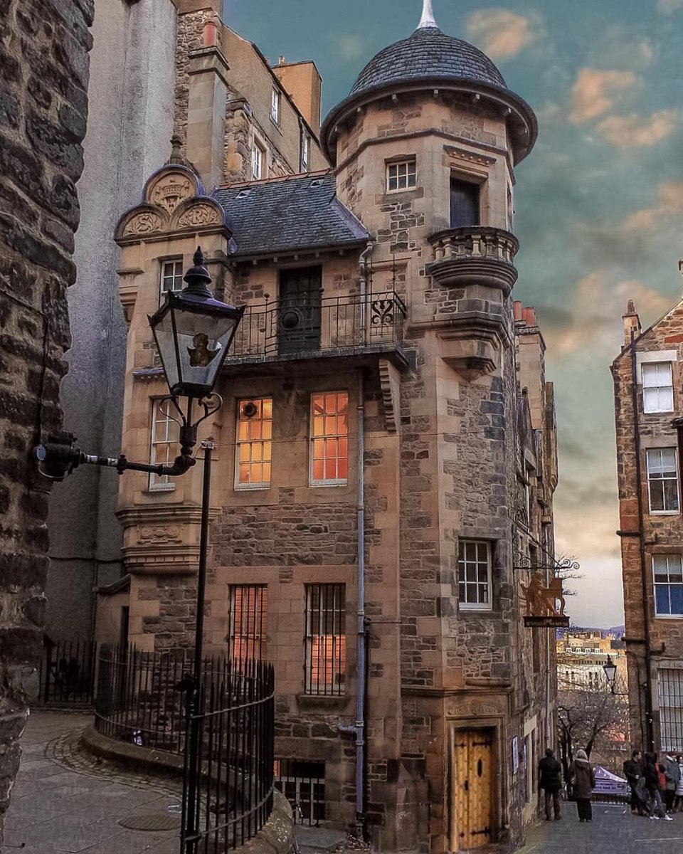 #Edinburgh's beautiful #WritersMuseum.
📷IG zax66 via #VisitScotland
#ScotlandIsCalling #ThisIsEdinburgh #Scotland #ScottishBanner #Alba #Museum #TheBanner #LoveEdinburgh #LoveScotland #BestWeeCountry #HistoricEdinburgh