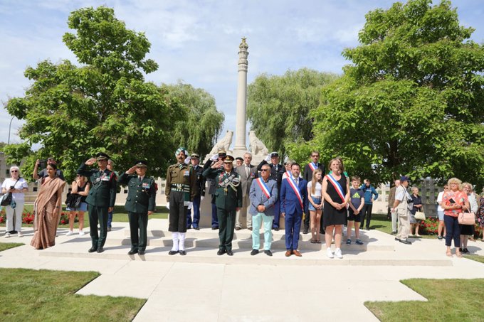 india_narrative's tweet photo. Indian Army Contingent for #BastilleDay Parade visited the Neuve-Chapelle Indian Memorial at France and paid their tributes. The World War I Memorial commemorates the valour of Indian soldiers who fought in France during World War I: ADG PI - INDIAN ARMY
#INDefence @IndiaembFrance