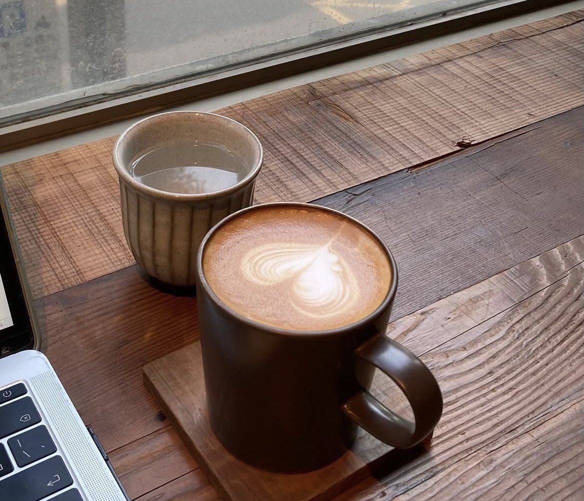 Arrancar el día sin café es para muchos motivo de empezar cruzado, de olor adictivo y delicioso para muchos, también ha tenido sus vaivenes a través de la historia. 

Una historia con CAFÉ, la bebida de Satánas en otro siglo ☕️👇🏻