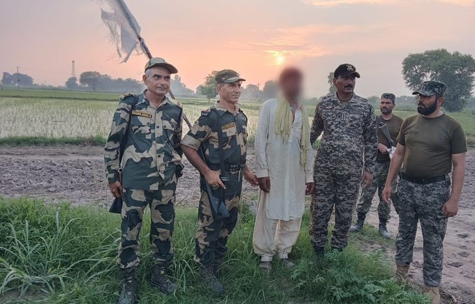 #BSF  troops captured a #Pakistan  national in front of boundary wall, while he crossed the IB and went into An indian territory close to the Kamirpura village of #Amritsar district (Provincial). #BREAKING #pakistanimen #Terror