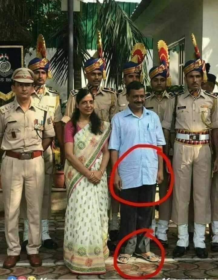 دُنیا کی مثال دینے والوں خود ایسی مثال کیوں نہیں بنتے ؟؟؟دہلی کے وزیر اعلیٰ اروند کیجریوال اور انکی بیگم ہیں. 
بائیں بازو سے تعلق رکھنے والے وزیر اعلیٰ لاکھوں بےروزگاروں کو روزگار مہیا کر رہے ہیں، 300 یونٹ بجلی کے مفت کئیے ہیں ۔۔۔
 بوسیدہ کپڑوں میں ملبوس دونوں میاں بیوی ایک 1/2