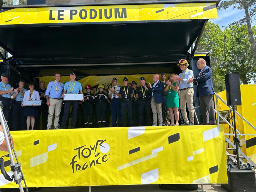 MSAsafety's tweet photo. It is a real honour for MSA and the town hall of Chatillon sur Chalaronne to hand over the unique GALLET F1XF special edition #TDF2023 to the President of the Tour de France, Mr Christian Prud'homme.
#TDF2023 #MSAFire #ChatillonsurChalaronne #Firefighters #EmergencyServices https://t.co/hUUD861UZz