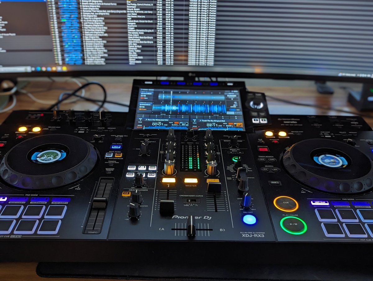 therealkreditis's tweet image. It&apos;s been a while since I last used this bad boy. 

Jamming some #drumandbass whilst taking a break prepping for a corporate event with #openformat playlist.

#dnb #pioneerdj #xdjrx3 #rekordbox