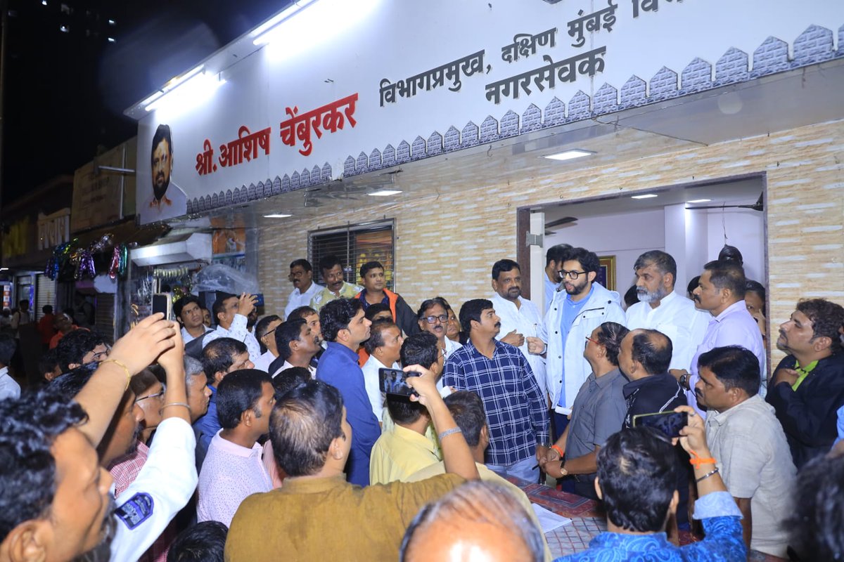 AUThackeray's tweet photo. लोअर परळ येथील ग. क. मार्गाचे रुंदीकरण केले जात आहे. मात्र येथील स्थानिक रहिवाशांचे पुनर्वसन त्या विभागातच करण्याऐवजी त्यांना विस्थापित करण्याचा घाट @mybmc ने घातला आहे. ह्याच्या निषेधार्थ शिवसेना शाखा क्र. १९५ व १९८ ने आयोजित केलेल्या स्वाक्षरी मोहिमेत सहभागी होऊन स्थानिकांशी संवाद साधला.