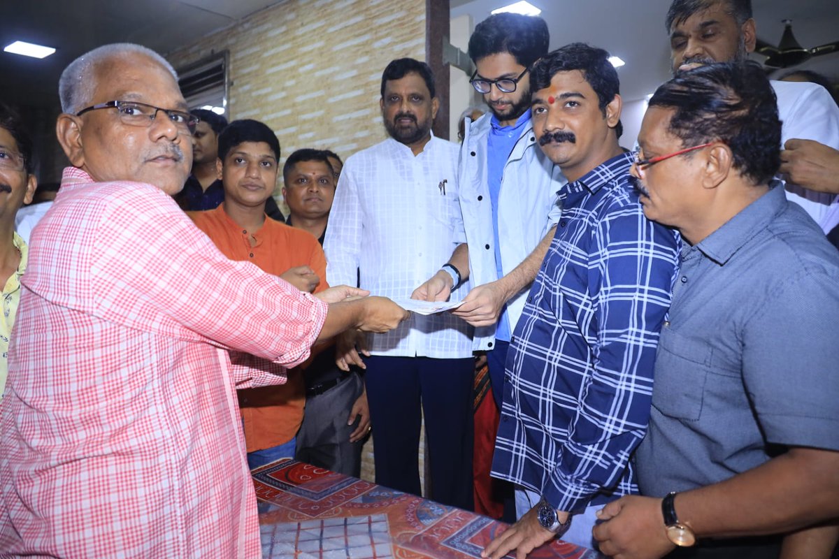 AUThackeray's tweet photo. लोअर परळ येथील ग. क. मार्गाचे रुंदीकरण केले जात आहे. मात्र येथील स्थानिक रहिवाशांचे पुनर्वसन त्या विभागातच करण्याऐवजी त्यांना विस्थापित करण्याचा घाट @mybmc ने घातला आहे. ह्याच्या निषेधार्थ शिवसेना शाखा क्र. १९५ व १९८ ने आयोजित केलेल्या स्वाक्षरी मोहिमेत सहभागी होऊन स्थानिकांशी संवाद साधला.