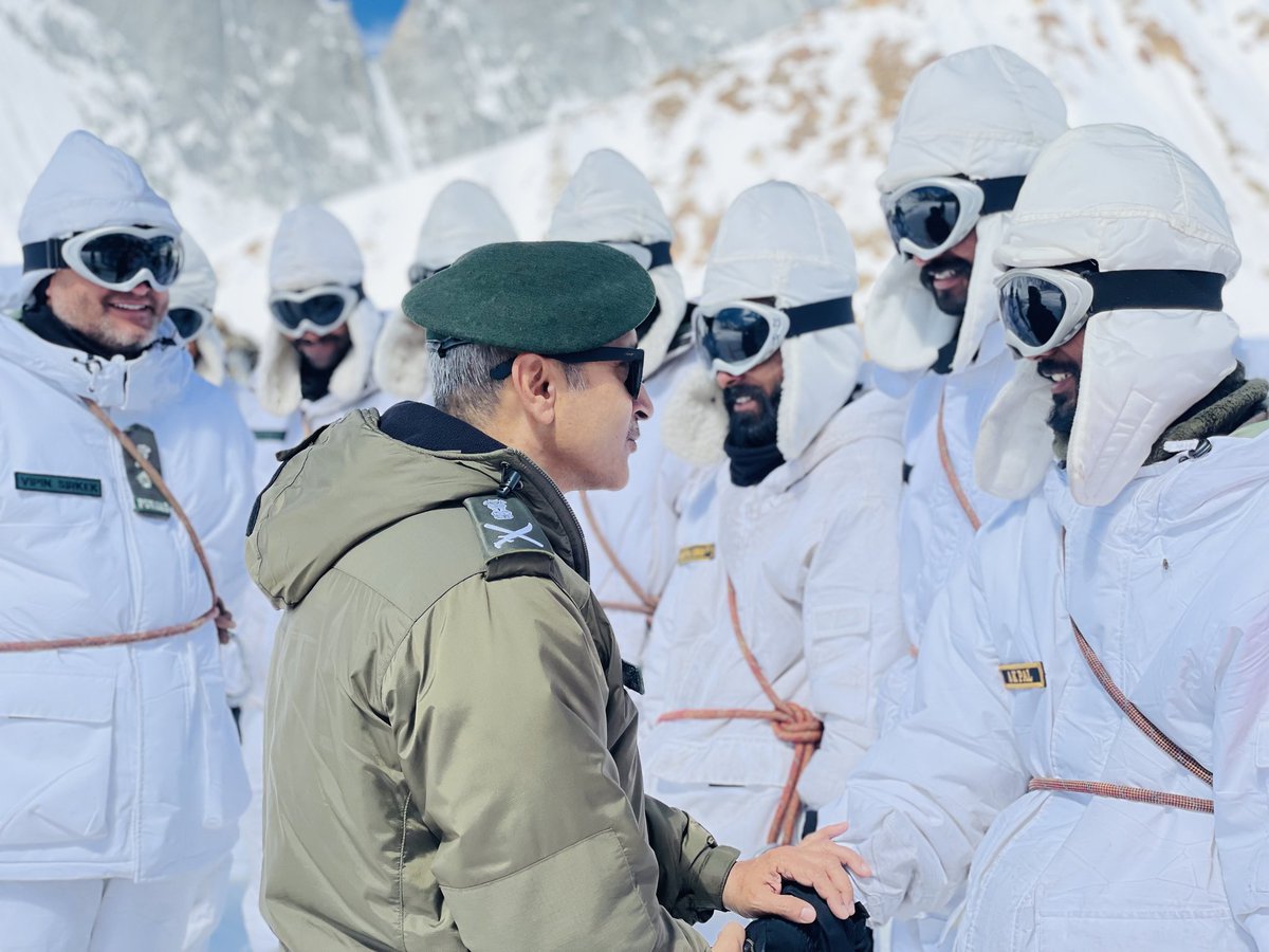 firefurycorps's tweet photo. GOC Fire and Fury Corps visited frontline troops deployed at frozen frontiers of #Siachen Glacier. He complimented all ranks for maintaining highest standards of combat readiness and operational preparedness

#SiachenWarriors

@adgpi 
@NorthernComd_IA https://t.co/6d0bpV2jLn