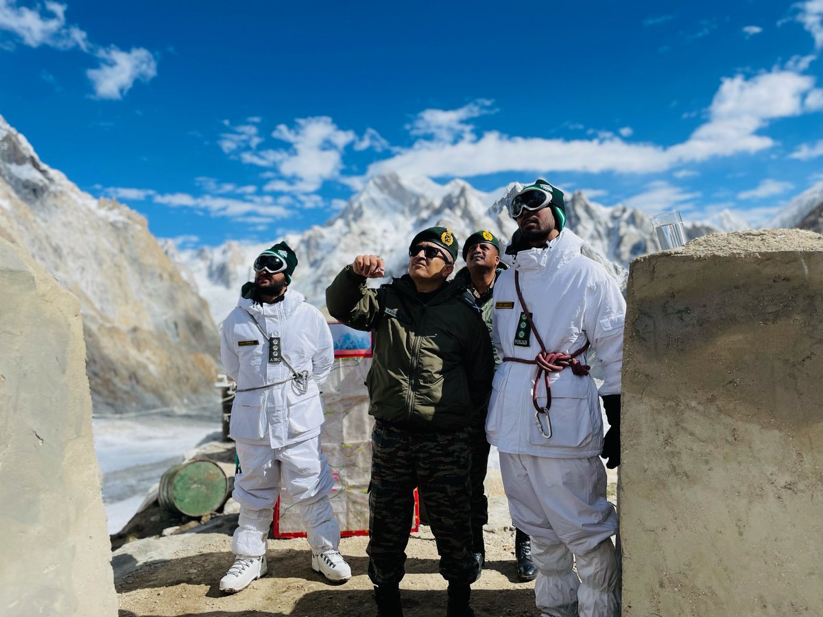 GOC Fire and Fury Corps visited frontline troops deployed at frozen frontiers of #Siachen Glacier. He complimented all ranks for maintaining highest standards of combat readiness and operational preparedness

#SiachenWarriors

<a href="/adgpi/">ADG PI - INDIAN ARMY</a> 
<a href="/NorthernComd_IA/">NORTHERN COMMAND - INDIAN ARMY</a>