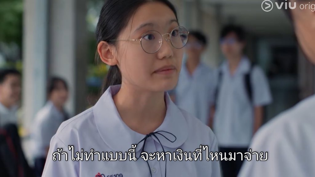 lolitascak3's tweet photo. ตอนล่าสุดของซีรีส์ #GetRich คือเอาความจริงในรั้วโรงเรียนมาพูดเลย นักเรียนบางกลุ่มสู้ค่าใช้จ่ายในโรงเรียนไม่ไหว ต้องรับจ้างเพื่อนทำการบ้าน รรยังตั้งกฎไร้สาระให้นักเรียนซื้อข้าวของที่มีตรารรใช้เท่านั้น กระเป๋าก็ต้องแบบของรร เปลืองเงินเด็กไปอีก แล้วครูยังโกงกระทั่งค่ากิจกรรมของเด็กๆ https://t.co/9sK7xU47jl