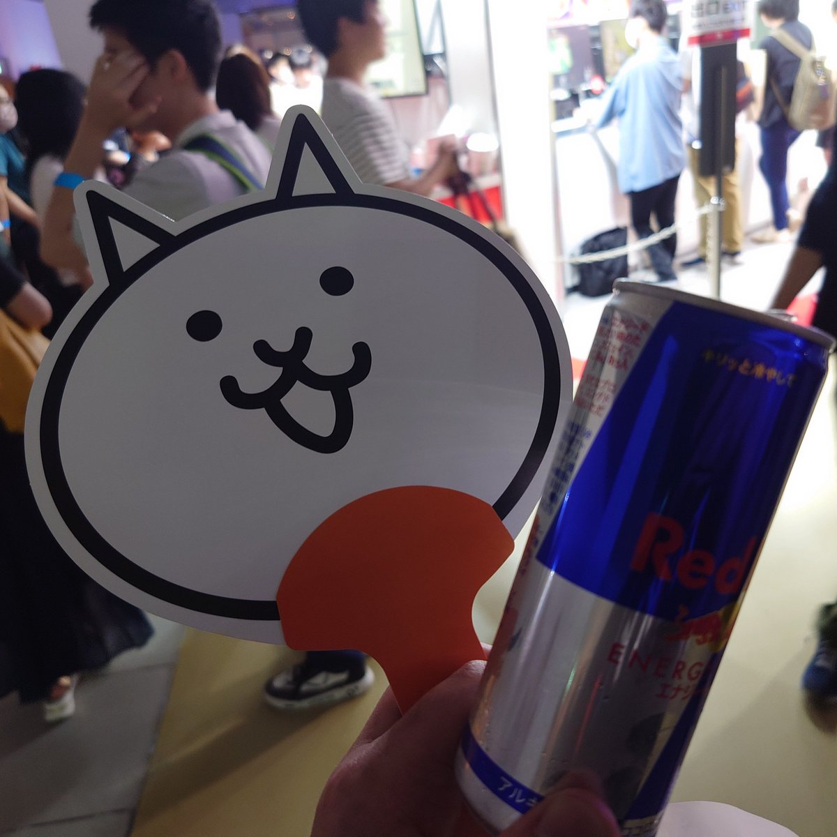 sentaku_kuma's tweet photo. #BitSummit2023 うちわとレッドブルもらった https://t.co/4SdqfV1kAO