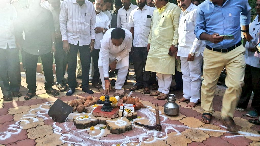 Jayant_R_Patil's tweet photo. सांगली मिरज कुपवाड शहर महानगरपालिका क्षेत्रातील विविध विकास कामांचा शुभारंभ काल संपन्न झाला. यामध्ये प्रामुख्याने कुपवाड शहरातील रस्ते, व्यायामशाळा मिरज ��हरातील वीरशैव लिंगायत समाज स्मशानभूमीची संरक्षक भिंत, बिरोबा मंदिर सभामंडप, मुस्लिम समाजाच्या दफनभूमी संरक्षक भिंत आदी कामांचा समावेश आहे. 

२००८ साली राष्ट्रवादी काँग्रेस पक्षाचा महापौर महानगरपालिकेवर निवडून आल्यानंतर येथील विकासकामांना गती देण्याचा प्रयत्न आम्ही केला. आज पक्षाचे सर्व नगरसेवक समर्पित वृत्तीने काम करत, आपल्या भागात मूलभूत सोयी सुविधा पुरविण्यासाठी तत्पर आहेत. 

या कार्यक्रमासाठी राष्ट्रवादी काँग्रेसचे सर्व पदाधिकारी, आजी माजी महापौर, नगरसेवक आणि इतर मान्यवर उपस्थित होते.

@NCPspeaks