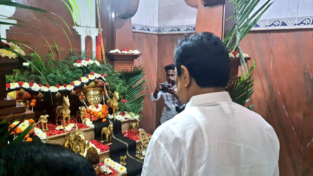 Jayant_R_Patil's tweet photo. सांगली मिरज कुपवाड शहर महानगरपालिका क्षेत्रातील विविध विकास कामांचा शुभारंभ काल संपन्न झाला. यामध्ये प्रामुख्याने कुपवाड शहरातील रस्ते, व्यायामशाळा मिरज ��हरातील वीरशैव लिंगायत समाज स्मशानभूमीची संरक्षक भिंत, बिरोबा मंदिर सभामंडप, मुस्लिम समाजाच्या दफनभूमी संरक्षक भिंत आदी कामांचा समावेश आहे. 

२००८ साली राष्ट्रवादी काँग्रेस पक्षाचा महापौर महानगरपालिकेवर निवडून आल्यानंतर येथील विकासकामांना गती देण्याचा प्रयत्न आम्ही केला. आज पक्षाचे सर्व नगरसेवक समर्पित वृत्तीने काम करत, आपल्या भागात मूलभूत सोयी सुविधा पुरविण्यासाठी तत्पर आहेत. 

या कार्यक्रमासाठी राष्ट्रवादी काँग्रेसचे सर्व पदाधिकारी, आजी माजी महापौर, नगरसेवक आणि इतर मान्यवर उपस्थित होते.

@NCPspeaks