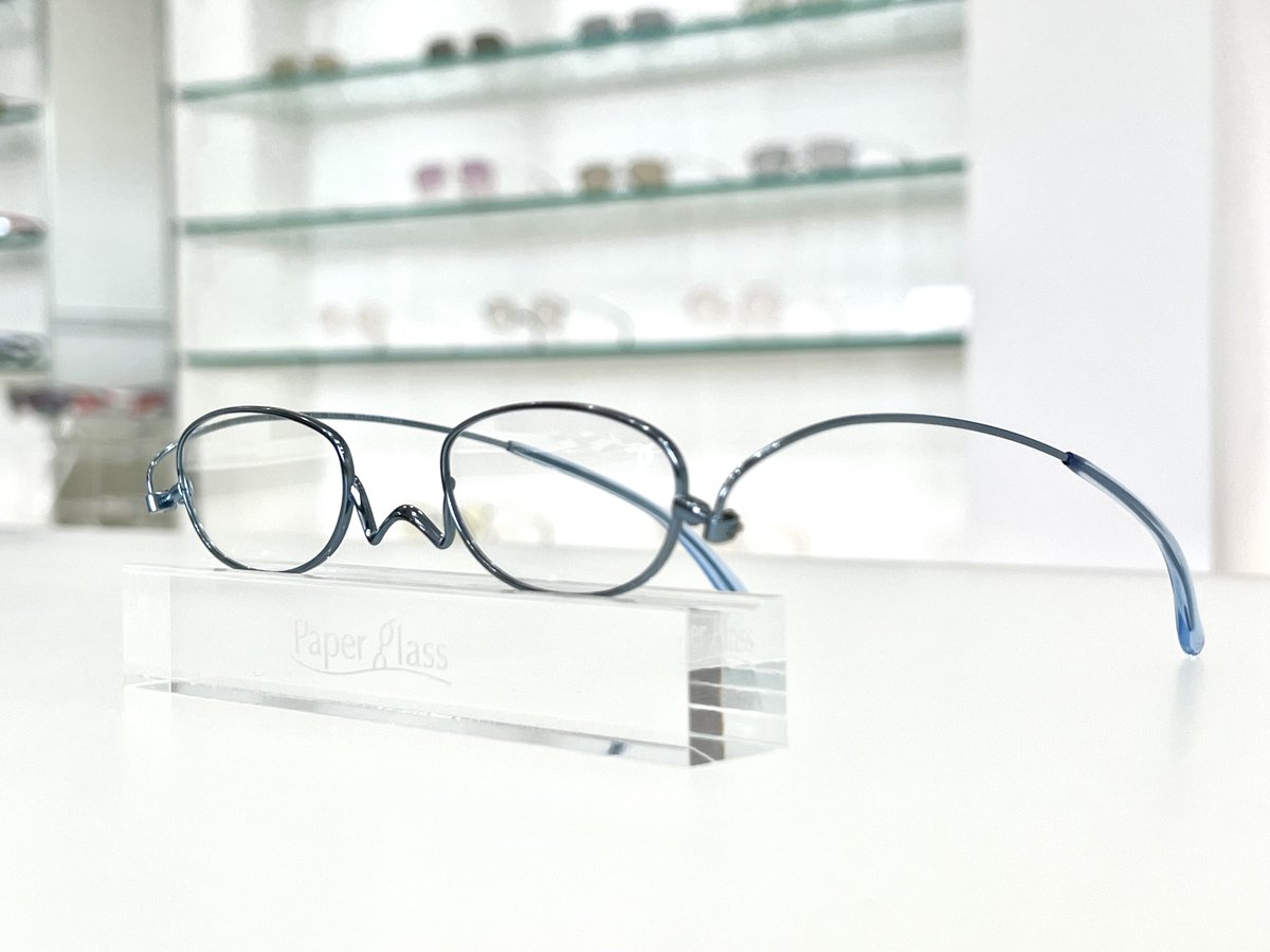 PaperglassSabae's tweet photo. 暑い日が続きますね。
淡いブルー系のカラ���で目元を涼やかに。
おしゃれなサングラスもおすすめです。
#ペーパーグラス
#サングラス
#鯖江
#薄型眼鏡 https://t.co/1eBkAXvnmA