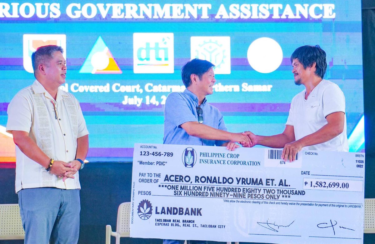 bongbongmarcos's tweet photo. Agarang tulong para sa mahigit 2,500 na benepisyaryo sa Catarman!

Nagbukas tayo ng bagong Kadiwa store, bumisita sa job fair, at naghatid ng ayuda sa Northern Samar kahapon. Umaasa tayo na ang kaunting tulong, gaya ng traktor, pump irrigation system, mga bangka, at pasilidad para sa pagproseso ng cacao at bigas, ay magbibigay ng panibagong sigla sa mga kababayan nating Waray.