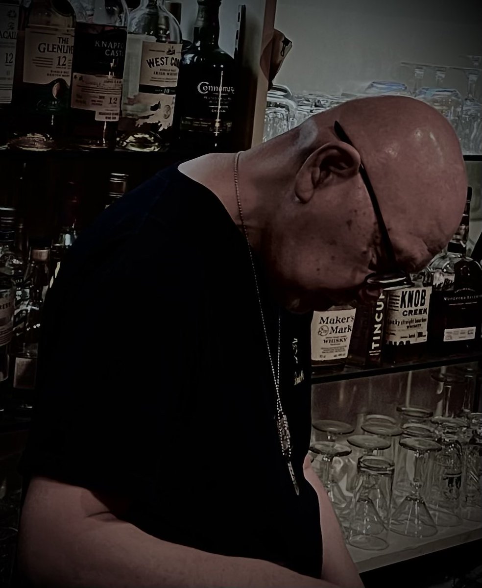 B's Bar name F tweet media