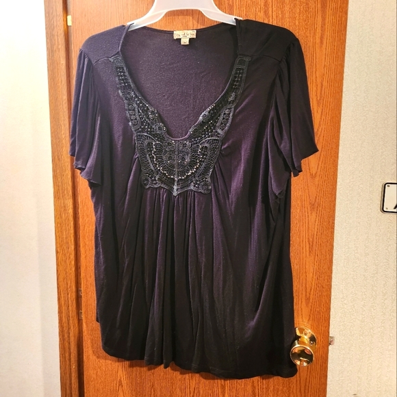 Bearlystylin's tweet photo. So good I had to share! Check out all the items I'm loving on @Poshmarkapp #poshmark #fashion #style #shopmycloset #theedgyshop #liveandletlive: https://t.co/ZzxQGqmyD1 https://t.co/CUxdnOBfzp