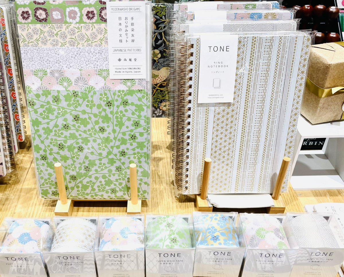 Ginza_Itoya's tweet photo. 【美しき和紙の世界へようこそ】
GARDEN系🌺🤔
TONE系🐚🤔🤔
どちらも、良きです♪
#尚雅堂
#京都
#友禅和紙
#おりがみ
#和紙テープ
#A5リングノート
#扇子
#うちわ
#紙沼
#papiearium
G.Itoya8階 https://t.co/6NWIRYeQto