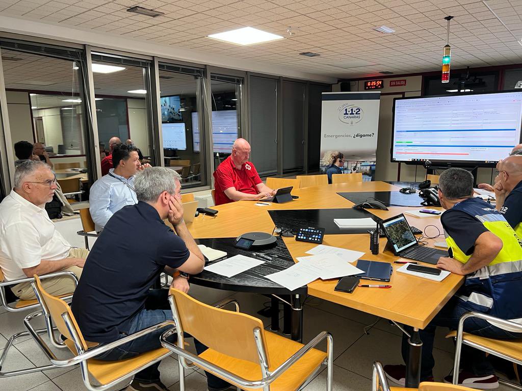 El presidente de Canarias, <a href="/FClavijoBatlle/">Fernando Clavijo</a> , sigue desde la sala del CECOES DEL <a href="/112canarias/">112 Canarias</a> la evolución del incendio declarado esta madrugada en la zona de EL Pinar, Puntagorda, en La Palma.