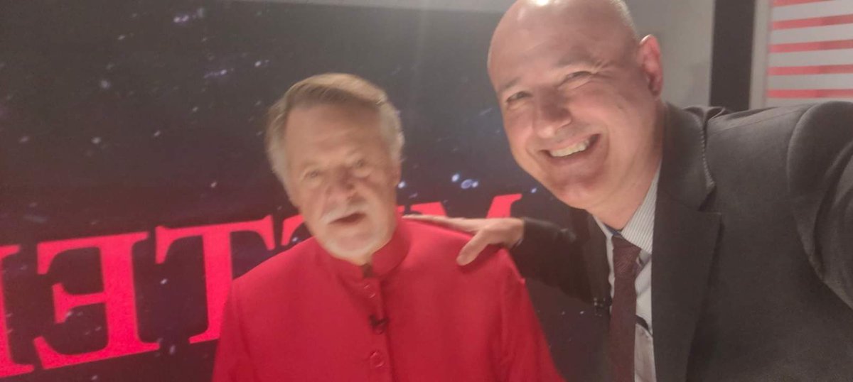 Mentre gaudeixo d'uns dies de reflexió per saber a qui votar, realment m'ho posen difícil, rebo un missatge del professor D'Arbó on diu que aquesta nit, després de la cantada de les havaneres, emetrà el programa sobre 'La dama sin rostro'
Recordin, a la TDT, canat ETV de la Xarxa