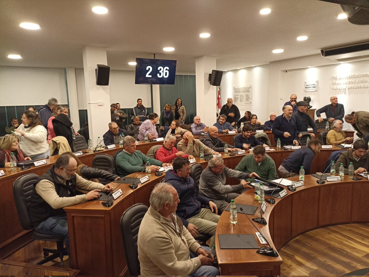 6:36 horas después de iniciada culminó la sesión extraordinaria de la <a href="/JuntaFlorida/">Junta Departamental de Florida</a>