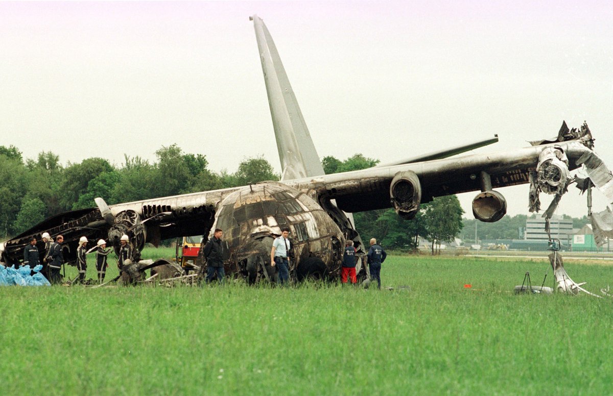 Op 15 juli 1996 crasht op Vliegbasis Eindhoven een Belgische Lockheed C-130 Hercules transportvliegtuig na een birdstrike in twee motoren. Bij de crash komen 34 mensen om het leven en raken 7 mensen (zwaar) gewond. #brandweer 
nl.wikipedia.org/wiki/Herculesr…