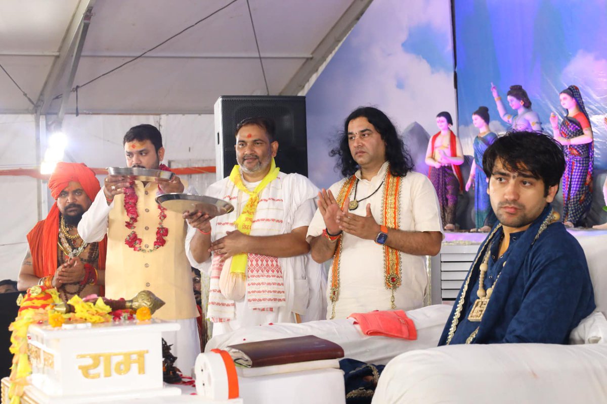bageshwardham's tweet photo. पूज्य देवकीनंदन ठाकुर जी कथा के मध्य पधारे… https://t.co/GE5yJXKsSG