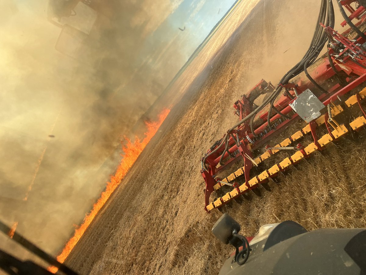 AgriAvenir's tweet image. Un grand merci aux pompiers @Sdis77 pour leur intervention rapide dans le sud @Departement77 actions combinées avec les tracteurs 🚜 des agriculteurs pour stopper le feu 🔥 et empêcher que de nouveaux foyers repartent félicitions à la solidarité paysanne 10 🚜 mobilisés en 10min