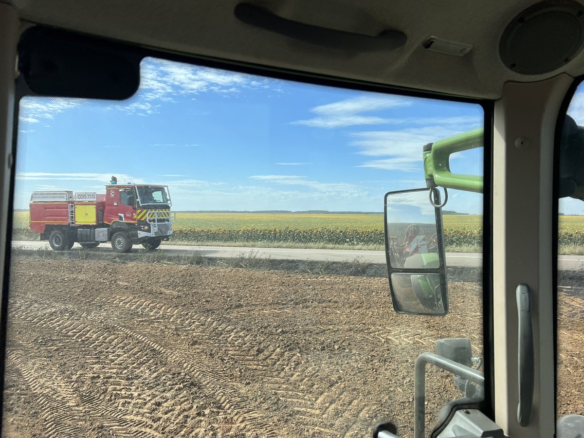 AgriAvenir's tweet image. Un grand merci aux pompiers @Sdis77 pour leur intervention rapide dans le sud @Departement77 actions combinées avec les tracteurs 🚜 des agriculteurs pour stopper le feu 🔥 et empêcher que de nouveaux foyers repartent félicitions à la solidarité paysanne 10 🚜 mobilisés en 10min