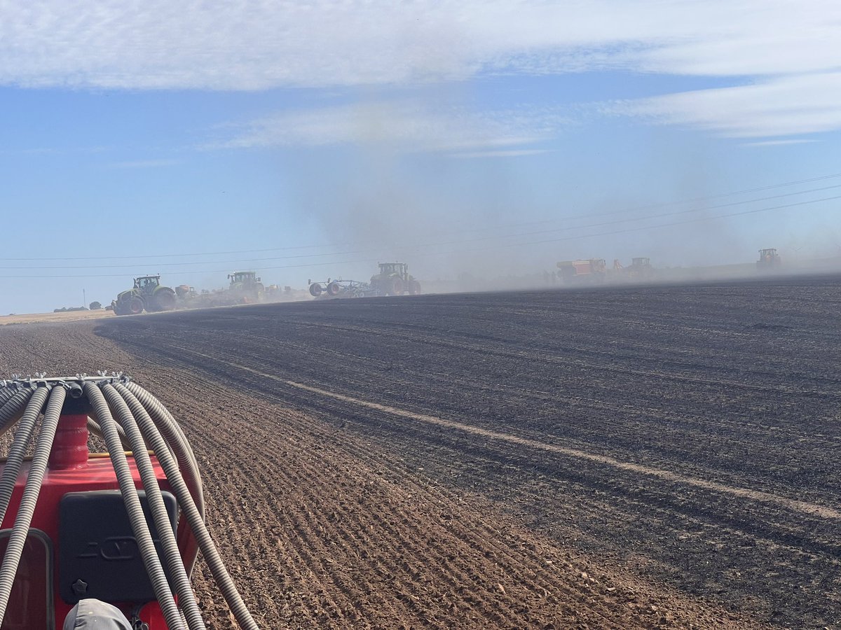 AgriAvenir's tweet image. Un grand merci aux pompiers @Sdis77 pour leur intervention rapide dans le sud @Departement77 actions combinées avec les tracteurs 🚜 des agriculteurs pour stopper le feu 🔥 et empêcher que de nouveaux foyers repartent félicitions à la solidarité paysanne 10 🚜 mobilisés en 10min