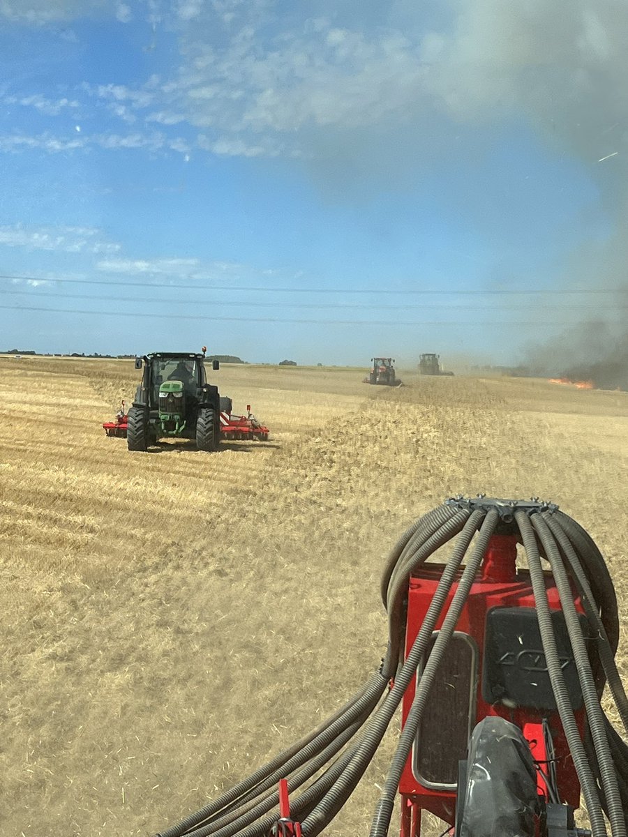 AgriAvenir's tweet image. Un grand merci aux pompiers @Sdis77 pour leur intervention rapide dans le sud @Departement77 actions combinées avec les tracteurs 🚜 des agriculteurs pour stopper le feu 🔥 et empêcher que de nouveaux foyers repartent félicitions à la solidarité paysanne 10 🚜 mobilisés en 10min