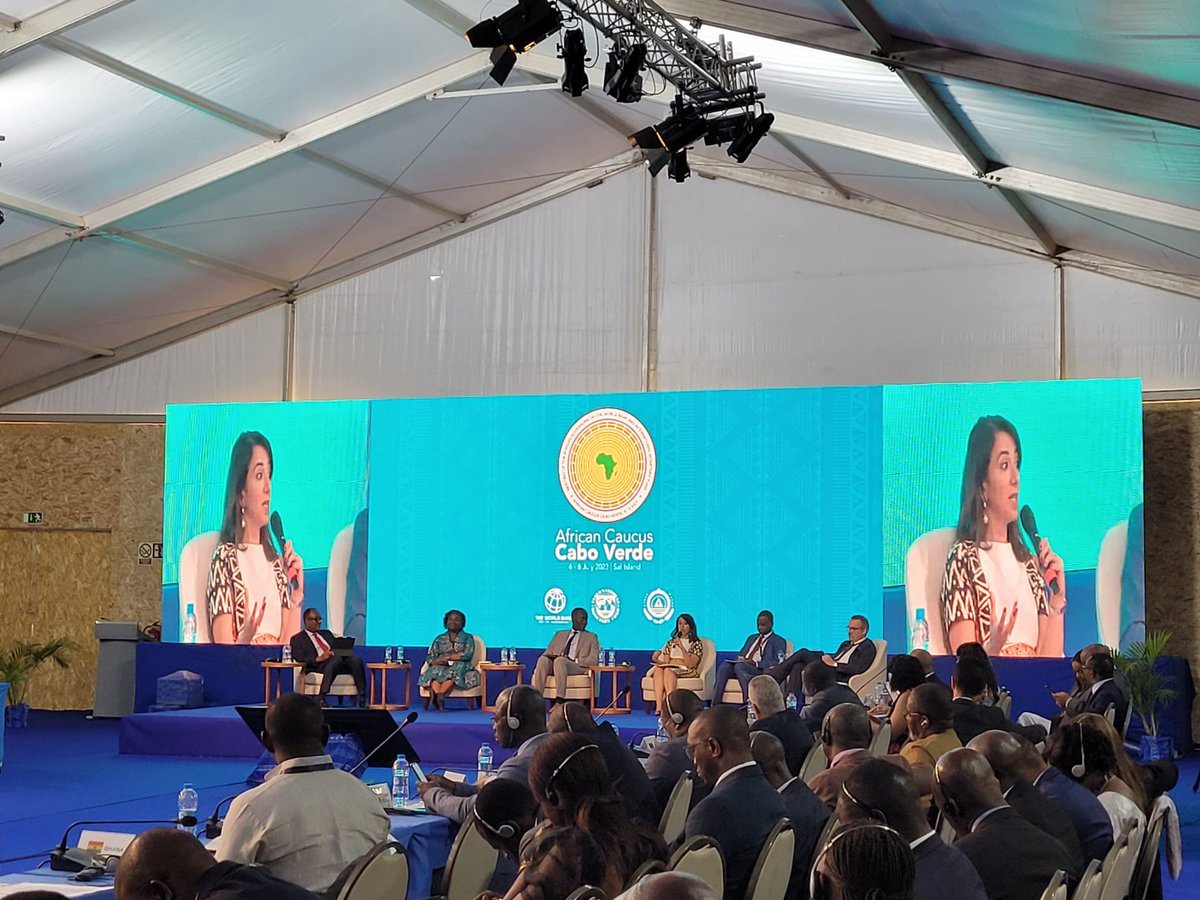 ECA_OFFICIAL's tweet photo. Au #Africancaucuscaboverde2023, @HananMorsy14, Sec. exéc. adjointe (CEA) souligne que @WorldBank qui investit plus ds les biens mondiaux est un pas ds la bonne directº pr assurer la pertinence &amp; l'adaptatº au 21e siècle ms nécessite plus de financemt mondial #ReshapingDevelopment https://t.co/yxcklA63ZJ