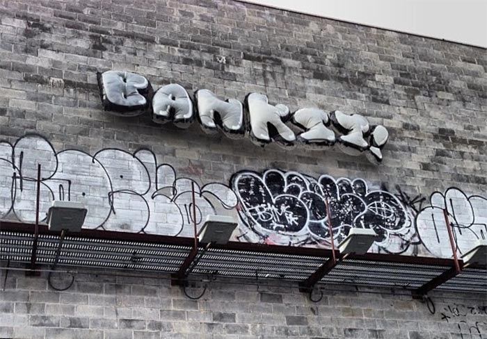 meTAGraffiti_'s tweet photo. #2013年10月31日 #バンクシー
「Better Out Than In」(#最終日)
Inflatable Throw-Up
#バブルフォント(#バブル文字)で描かれたかに見える「#BANKSY!」は #グラフィティ へのオマージュを込めた立体作品。
盗もうとした二人組が逮捕され、証拠品として作品も押収されてしまった。
#RyoKonishi https://t.co/OMGEg7jQUG