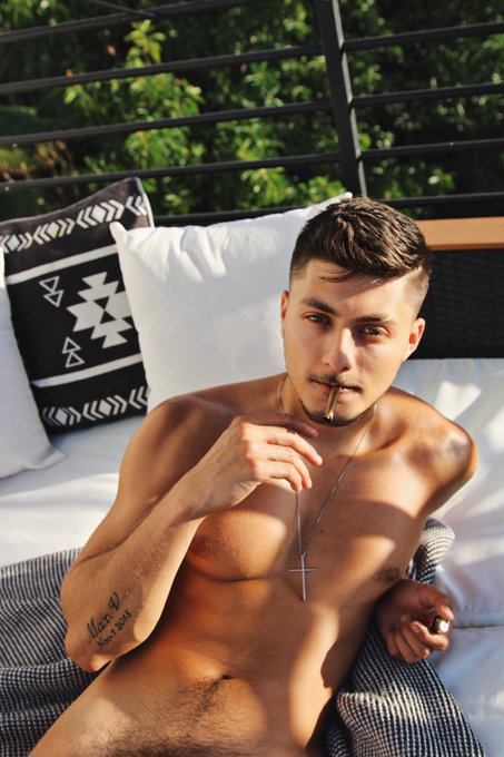 2 pic. @AngelRiveraXXX he puts golden hour to shame. ☀️ https://t.co/yIAehraDZN<a class="tags" href="/tag/angelriveraxxx">@angelriveraxxx</a>