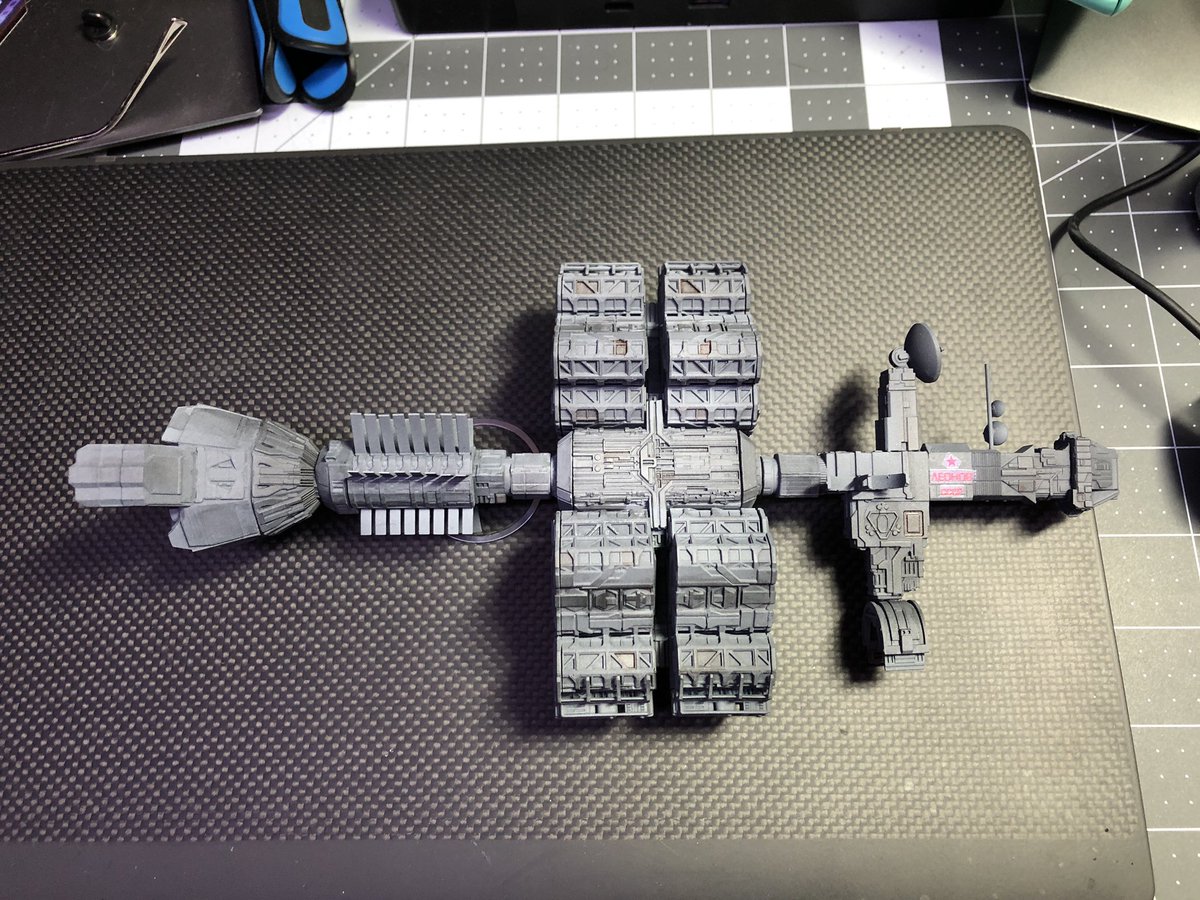 GeekToyLove's tweet photo. Made a little push tonight and finished the 1/350 Leonov from Robert James Models. He also offers it in 1/144 scale but I have a 1/350 Discovery to go with this. 

#GeekDen #2023Projects #SpaceOdyssey https://t.co/2GXwOD9BTq