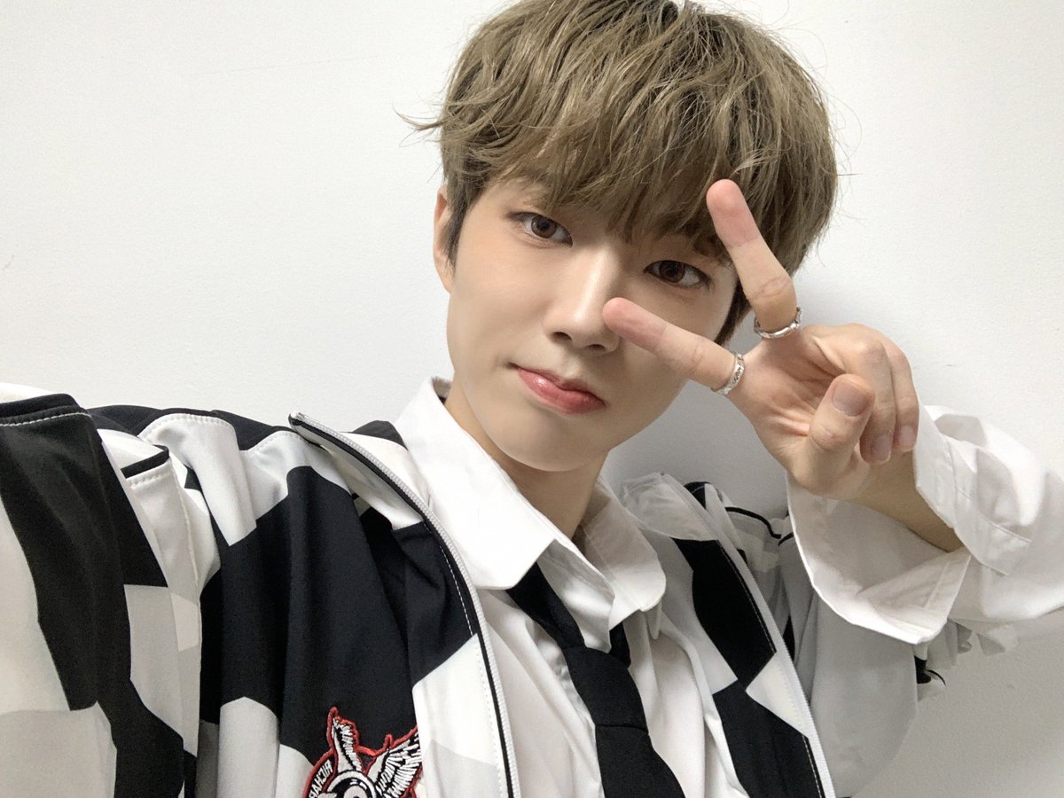 8TURN_official's tweet photo. [#민호]
고등학교 축구부같음⚽️
⠀
Like a high school football team⚽️
⠀
像高中足球部一样⚽️
⠀
#8TURN #EIGHT_TURN #에잇턴 #MINHO #UNCHARTED_DRIFT #언차티드_드리프트 #EXCEL #엑셀 https://t.co/pQpOXkD5IL