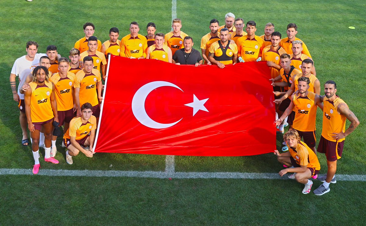 GalatasaraySK's tweet photo. 🇹🇷 #15Temmuz https://t.co/Z9qiWJg57e