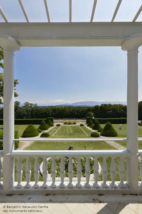 C’est à Annemasse qu’a lieu le départ du <a href="/LeTour/">Tour de France™</a> aujourd'hui. 🚲
Le château de #Voltaire se situe à seulement quelques kilomètres de là. Qu’attendez-vous pour le visiter ? 🥰
Participez à notre super jeu-#concours : shakr.cc/4xybs 
cc <a href="/PaysdeGexagglo/">Pays de Gex agglo</a> <a href="/ot_pays_de_gex/">Pays de Gex - Monts Jura</a>