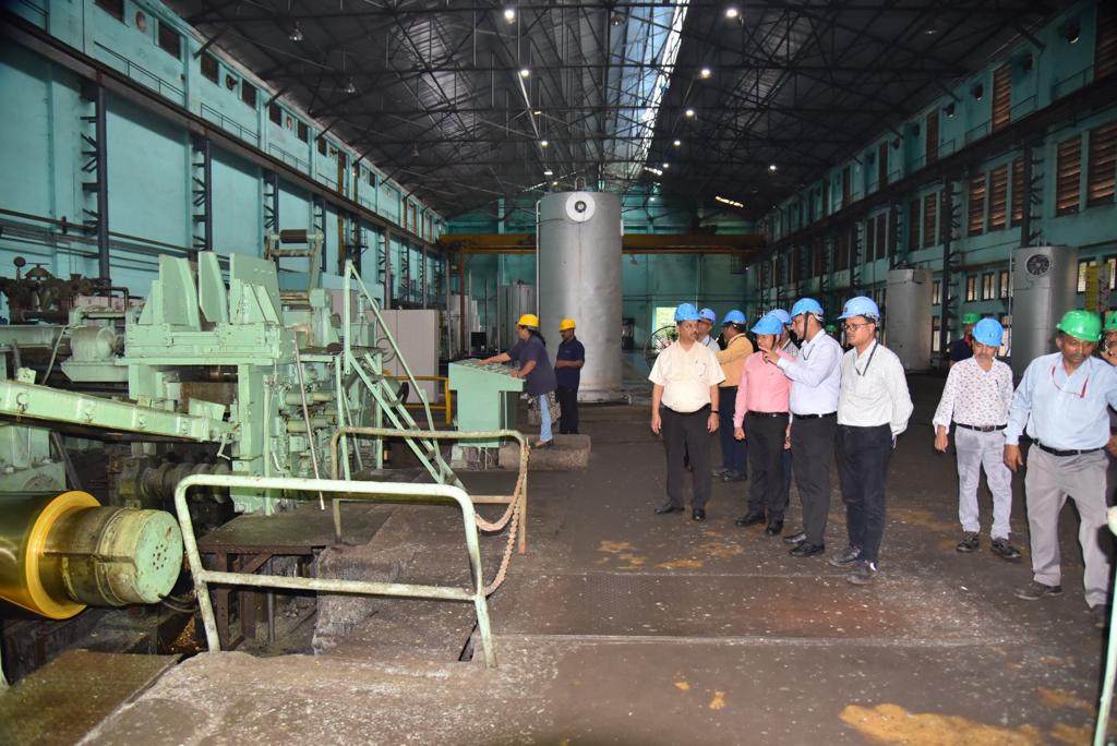 Shri Sanjay Dwivedi, Offg CMD & Shri B Pattanaik, Director/HR, AVNL visited OFA – a unit of Yantra India Ltd – on 15.7.23. The visitors evinced keen interest in the production facilities including aluminium products for HVF & OFMk developed as import substitutes.