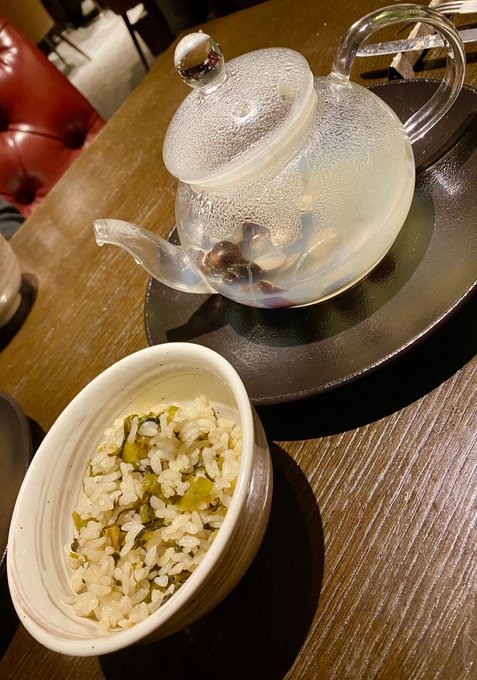 以前行ったお店で、〆がしじみ出汁の高菜お茶漬けが出てきてテンション上がってた。 