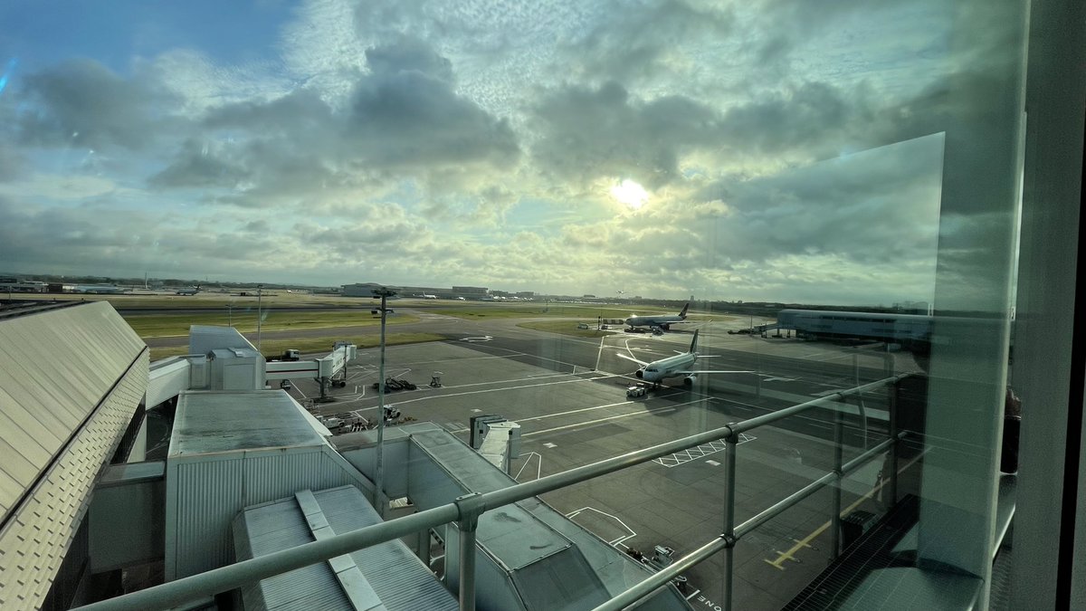 qhussain40's tweet photo. If you are travelling from Heathrow Terminal 4, do check out #ViewHeathrow . Cool place to observe planes landing ✈️ @HeathrowAirport https://t.co/Ku5hOBq6V3