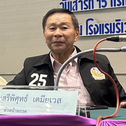 joe_black317's tweet photo. อีกดอก!!!

#เสรีพิศุทธ์ หัวหน้าพรรคเสรีรวมไทย 1 ใน 8 พรรคร่วมรัฐบาลก้าวไกล 

 บอกว่า ในที่สุด #ก้าวไกล ต้องเสียสละเป็นไปฝ่ายค้าน ให้ #เพื่อไทย ตั้งรัฐบาลตามที่ประชาชนต้องการ และเพื่อให้ราบรื่น อาจดึงภูมิใจไทย-ประชาธิปัตย์มาร่วมด้วย

 และถ้าก้าวไกลไปเป็นฝ่ายค้าน ก็ต้องสนับสนุนเพื่อไทยเป็นรัฐบาลด้วย เอาใจกันไว้ เผื่อวันข้างหน้าตอบแทนซึ่งกันและกัน 

 หรือถ้าเลือกใครเป็นนายกฯไม่ได้ ก็เลือกเสรีพิศุทธ์ ตามรธน.272 วรรคสอง เปิดทางให้ #นายกคนนอก ไง

——

#โหวตนายก 
#นายกพิธา 
#ประชุมสภา