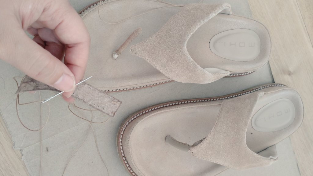 🩴サンダル修理中🩴

ヤバそうだなーとは思ってたが、やっぱり鼻緒のとこが切れちゃったす。。。革パーツを足して修理してみます

全部ベージュで、よくわからないの、図

82日目の　#カボニスト