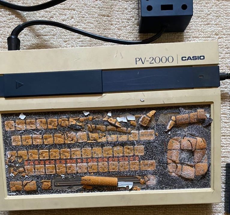ghhNCtCpZMUyHP0's tweet photo. 私の家にPC8801mkFRが来る前に持っていたカシオのPV-2000(楽がき)というPCの画像をネットで調べてみると…
ひぇ~😱
キーボードが腐食しやすいビニールで出来ているだけにこんな感じの写真ばかり見つかりました😅
やはりキーボードはプラスチック製に限りますね
#カシオ
#CASIO
#PV2000
#楽がき
#PC https://t.co/eVbQvF0Pl9