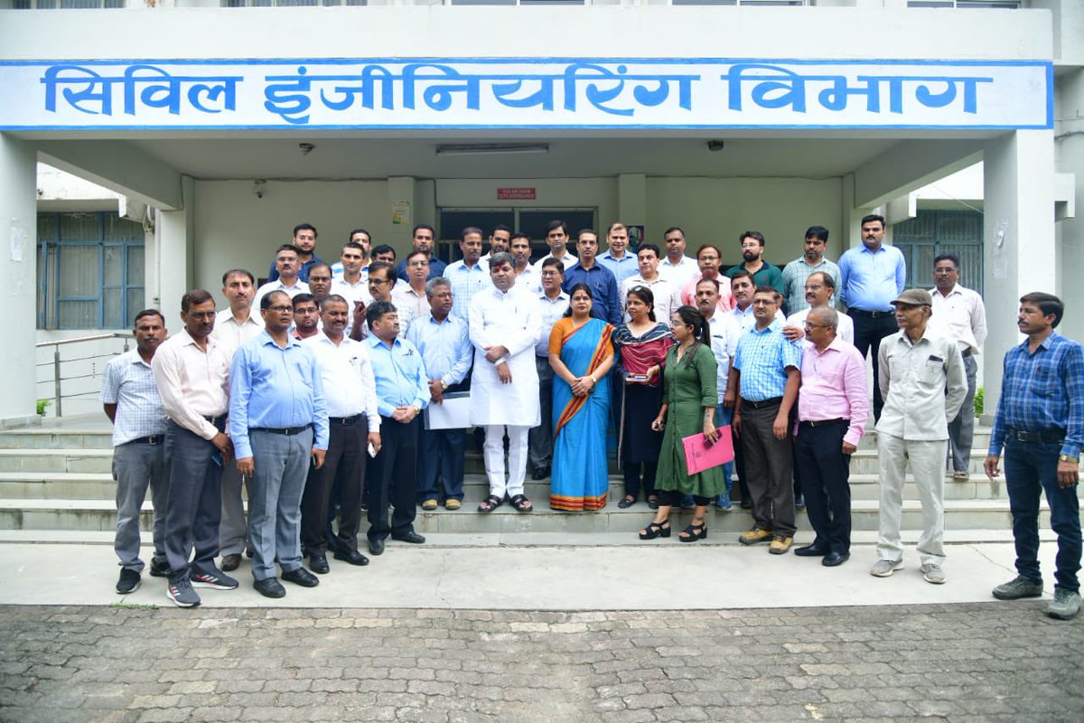 ErAshishSPatel's tweet image. BIET झाँसी में छात्र संवाद कार्यक्रम में छात्र छात्राओं से सीधा संवाद किया ।