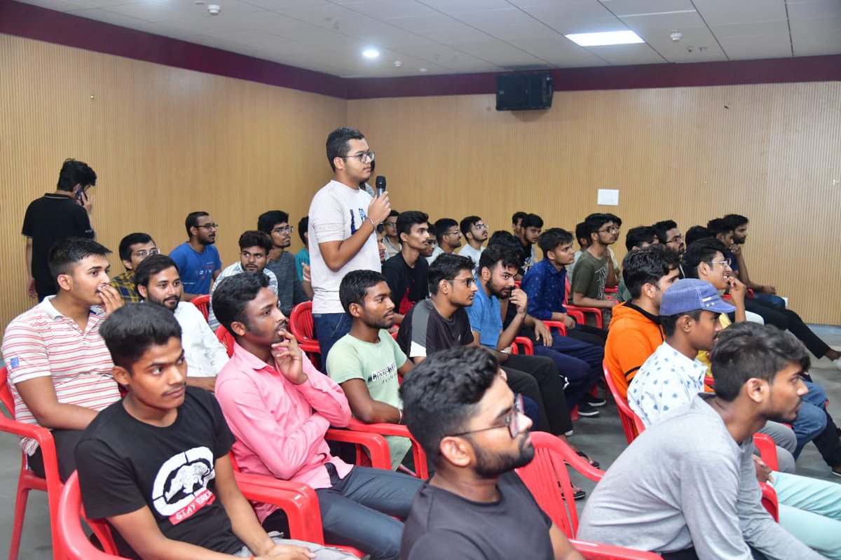 ErAshishSPatel's tweet image. BIET झाँसी में छात्र संवाद कार्यक्रम में छात्र छात्राओं से सीधा संवाद किया ।