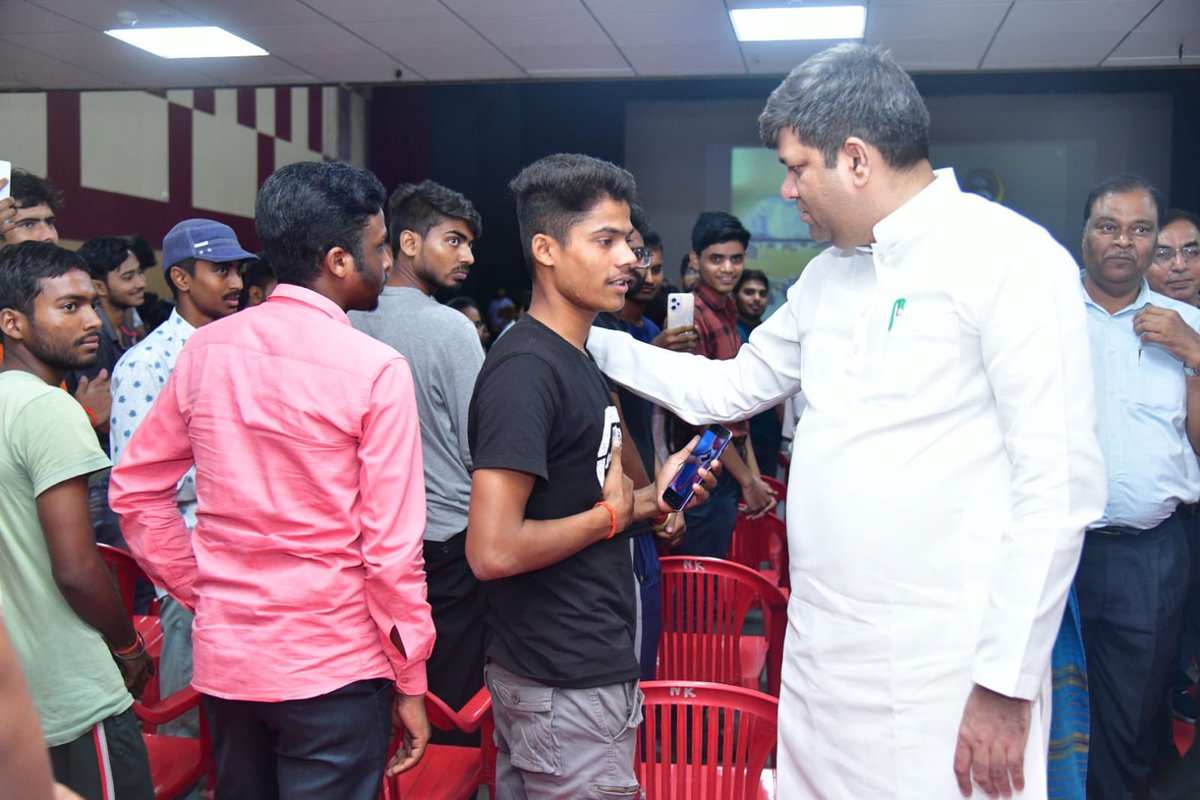 ErAshishSPatel's tweet image. BIET झाँसी में छात्र संवाद कार्यक्रम में छात्र छात्राओं से सीधा संवाद किया ।