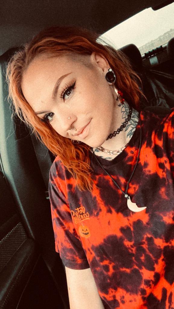 This one right here 😍 <a href="/LilTofu___/">🖤Alyssa🖤</a>