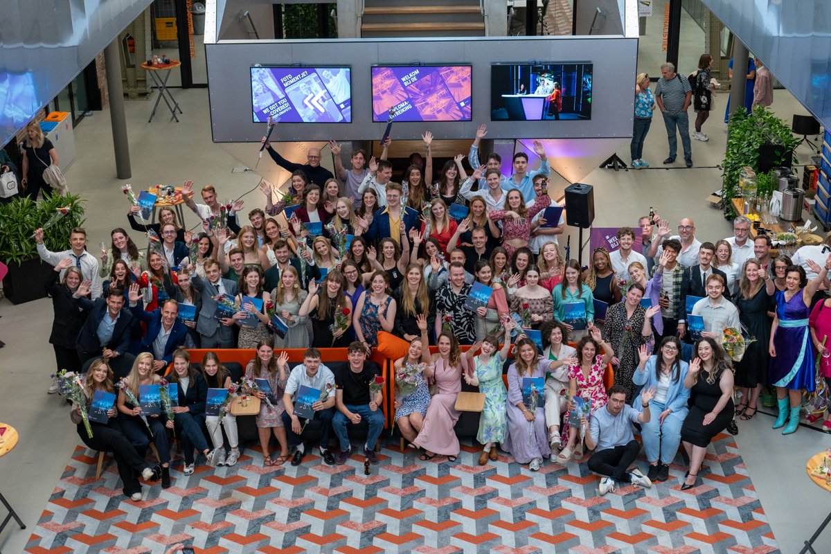 FontysJourn's tweet photo. Tijdens de diploma-uitreiking op donderdag 13 juli kwamen 82 (!) studenten tegelijk hun hbo-diploma Journalisitek ophalen.🎓Proficiat allemaal en veel succes in de toekomst!

#fontysjournalistiek #fontys #journalistiek #hbo #opleiding #afstuderen #diploma #geslaagd #journalist https://t.co/Gx88h0uZc2