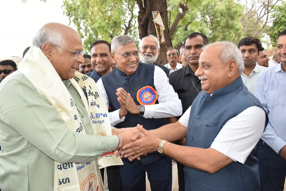 || जीवेत शरदः शतम् ||
ગુજરાત રાજ્યના માન. મુખ્યમંત્રીશ્રી ભૂપેન્દ્રભાઈ પટેલને જન્મદિવસની ખૂબ ખૂબ શુભેચ્છાઓ.આપના જન્મદિવસ પર ઈશ્વર આપને દીર્ઘાયુષ્ય અને નિરામય જીવન પ્રદાન કરે એવી શુભકામનાઓ...
,<a href="/Bhupendrapbjp/">Bhupendra Patel</a>
#HBDayCM #HBDBhupendraPatel